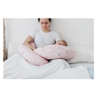 Univerzálny dojčiaci vankúš v tvare C New Baby XL sivý s bodkami